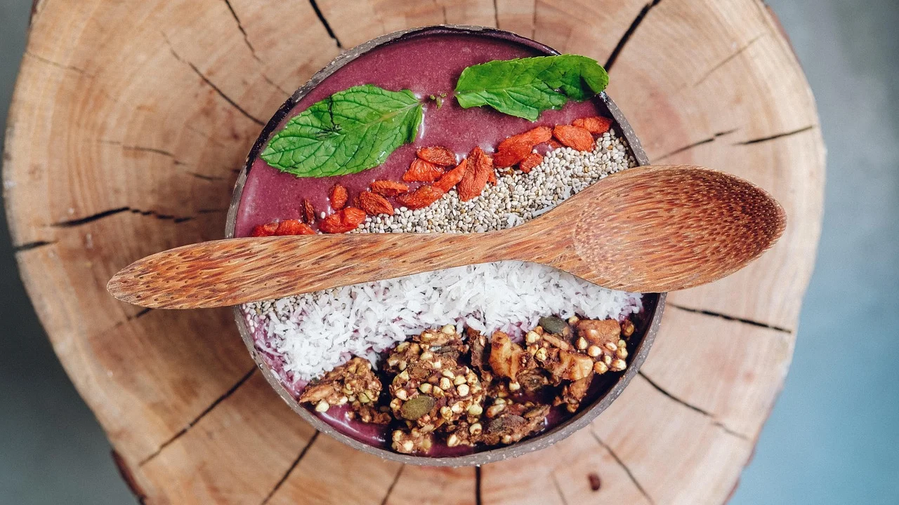 Frutas frescas, sementes e castanhas para acompanhar o açaí.