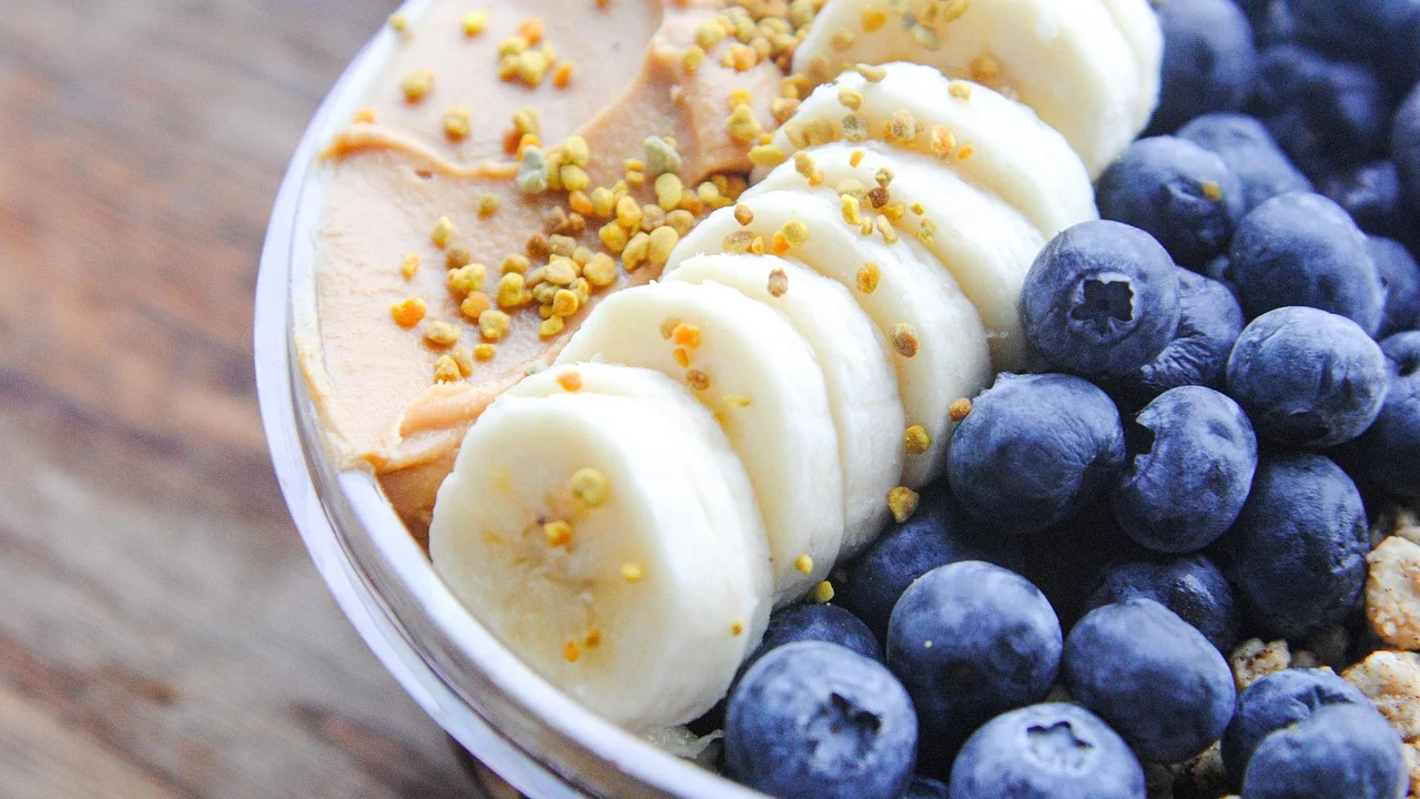 Montagem de açaí com morangos, coco e granola crocante.