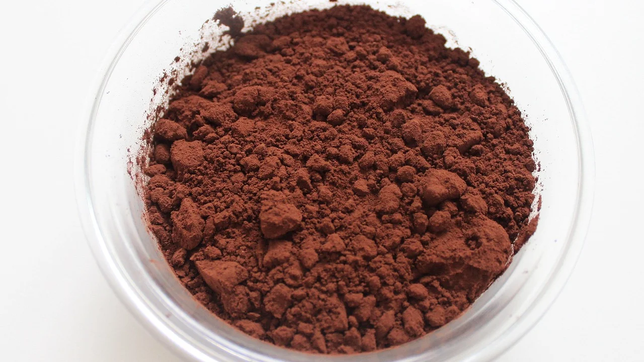 Mistura seca de achocolatado armazenada em pote com tampa