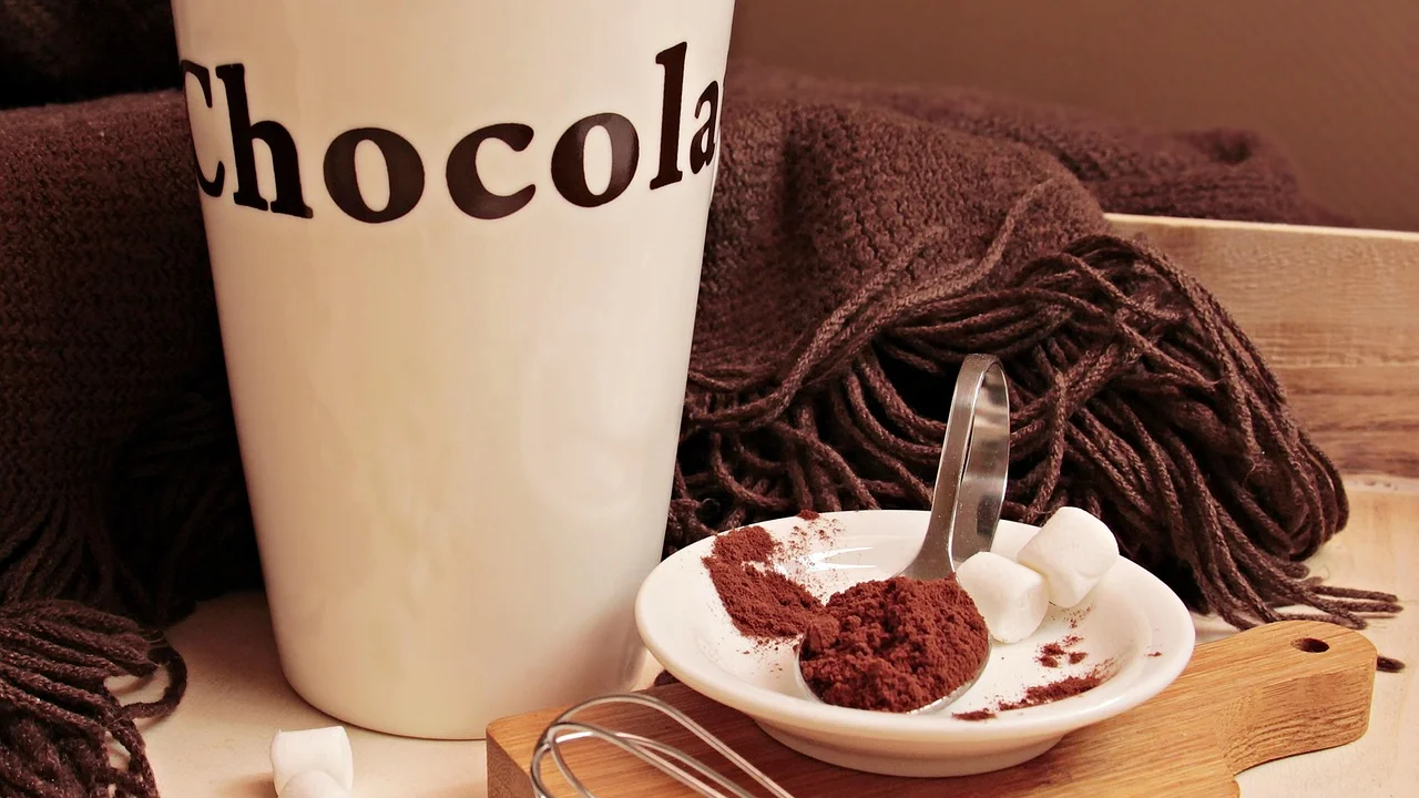 Achocolatado cremoso servido em xícara sobre a mesa