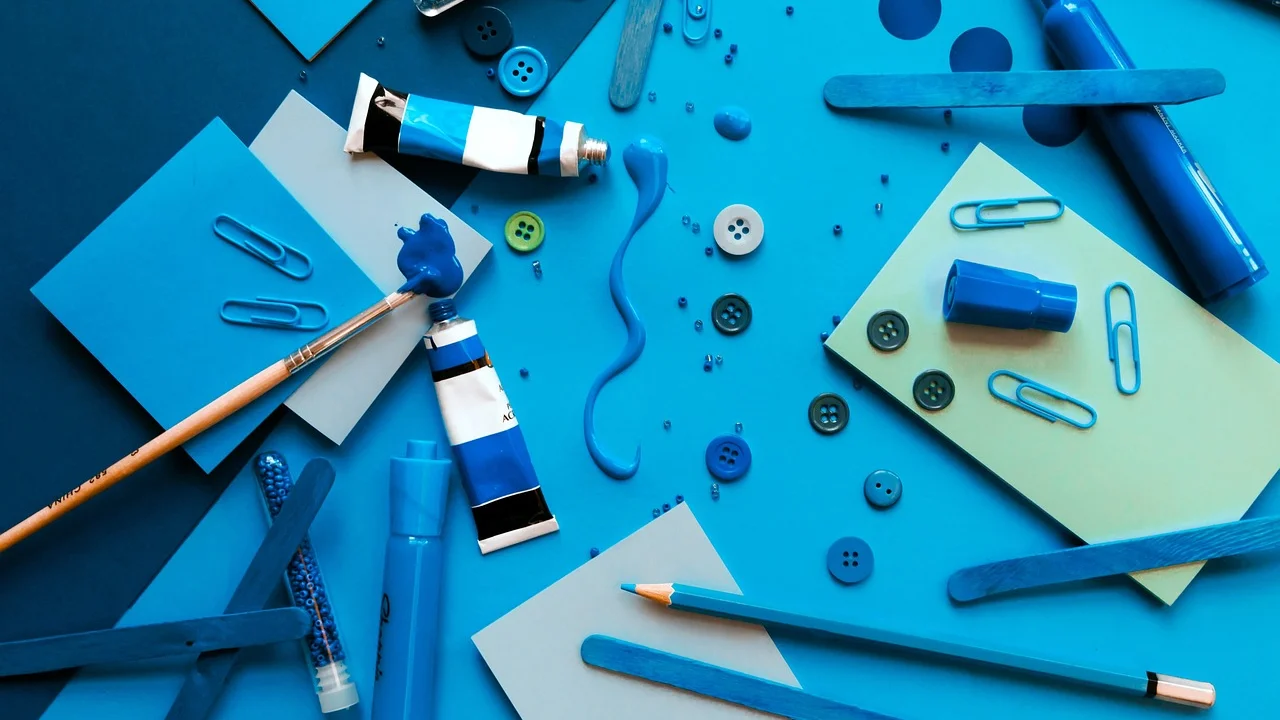 Aplicação de adesivo em papel com pincel macio