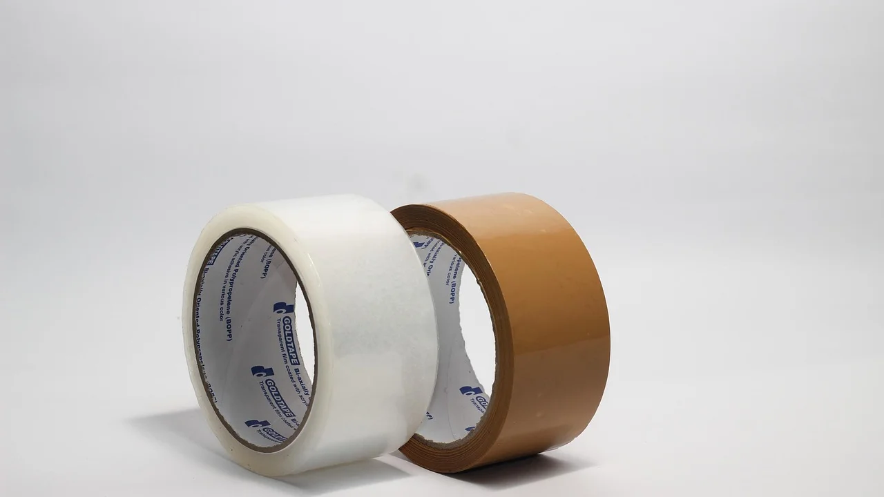 Papelão e recortes usados em um trabalho artesanal