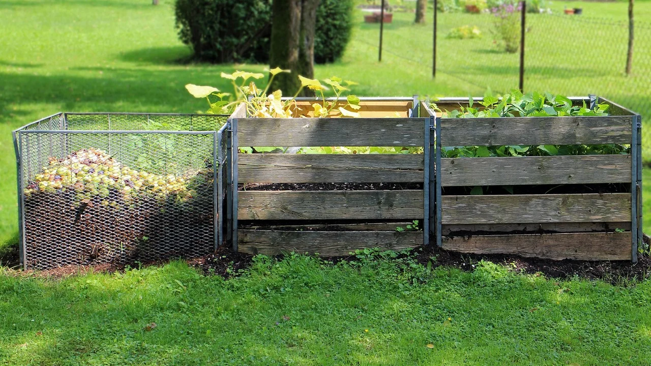 Composteira doméstica com camadas de folhas secas e resíduos vegetais.