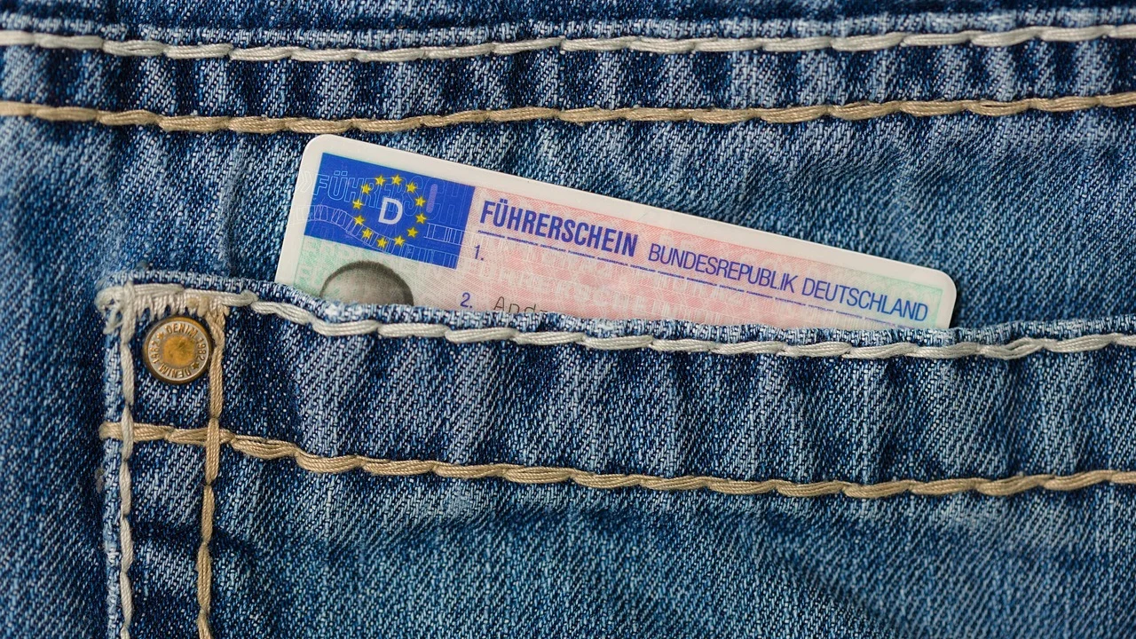 Motorista consulta dados de veículo antes do atendimento.