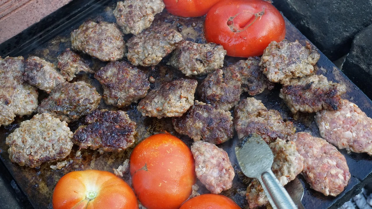 Almôndegas douradas mergulhadas em molho de tomate caseiro.