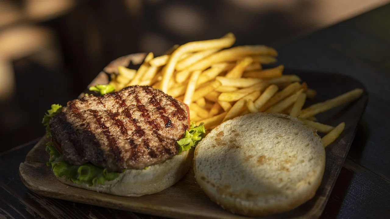 Porção de almôndegas ao sugo acompanhada de pão italiano.