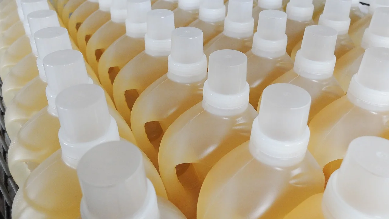 Vinagre branco de álcool e água usados em preparo simples.