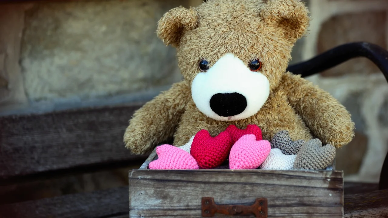 Peças de amigurumi prontas com detalhes bordados no rosto.