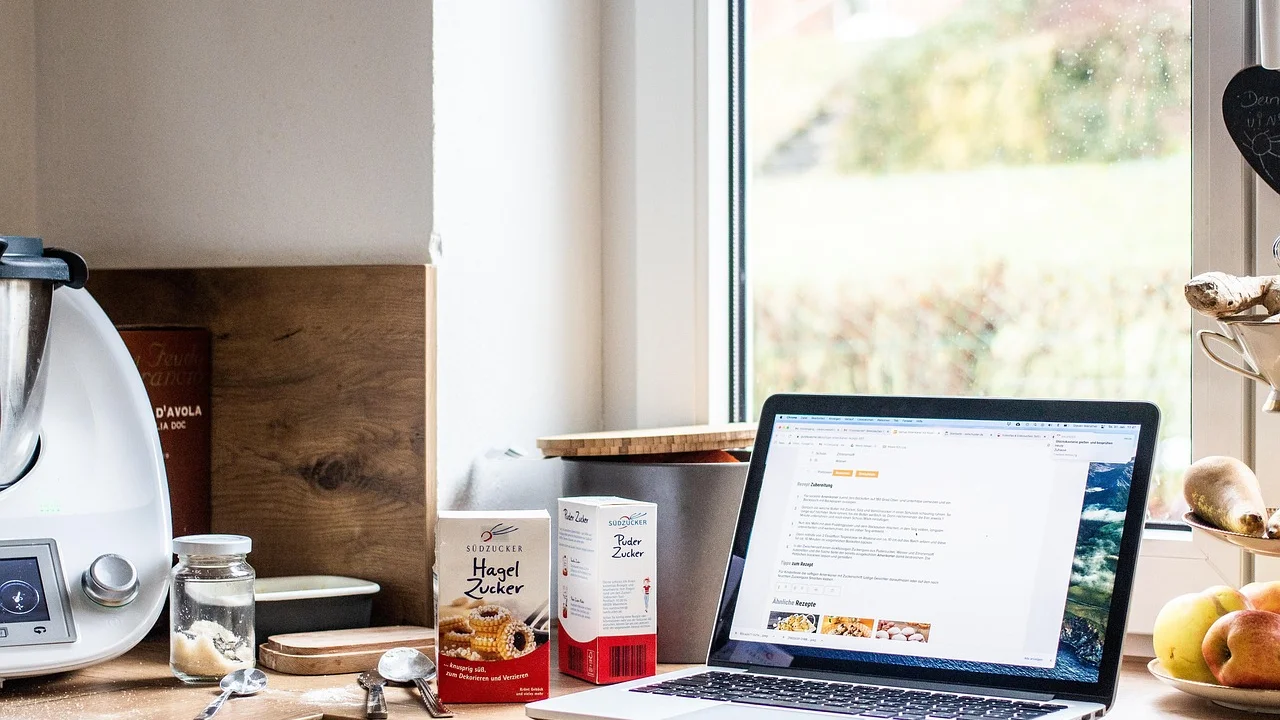Caderno aberto com anotações de receita e ingredientes medidos.