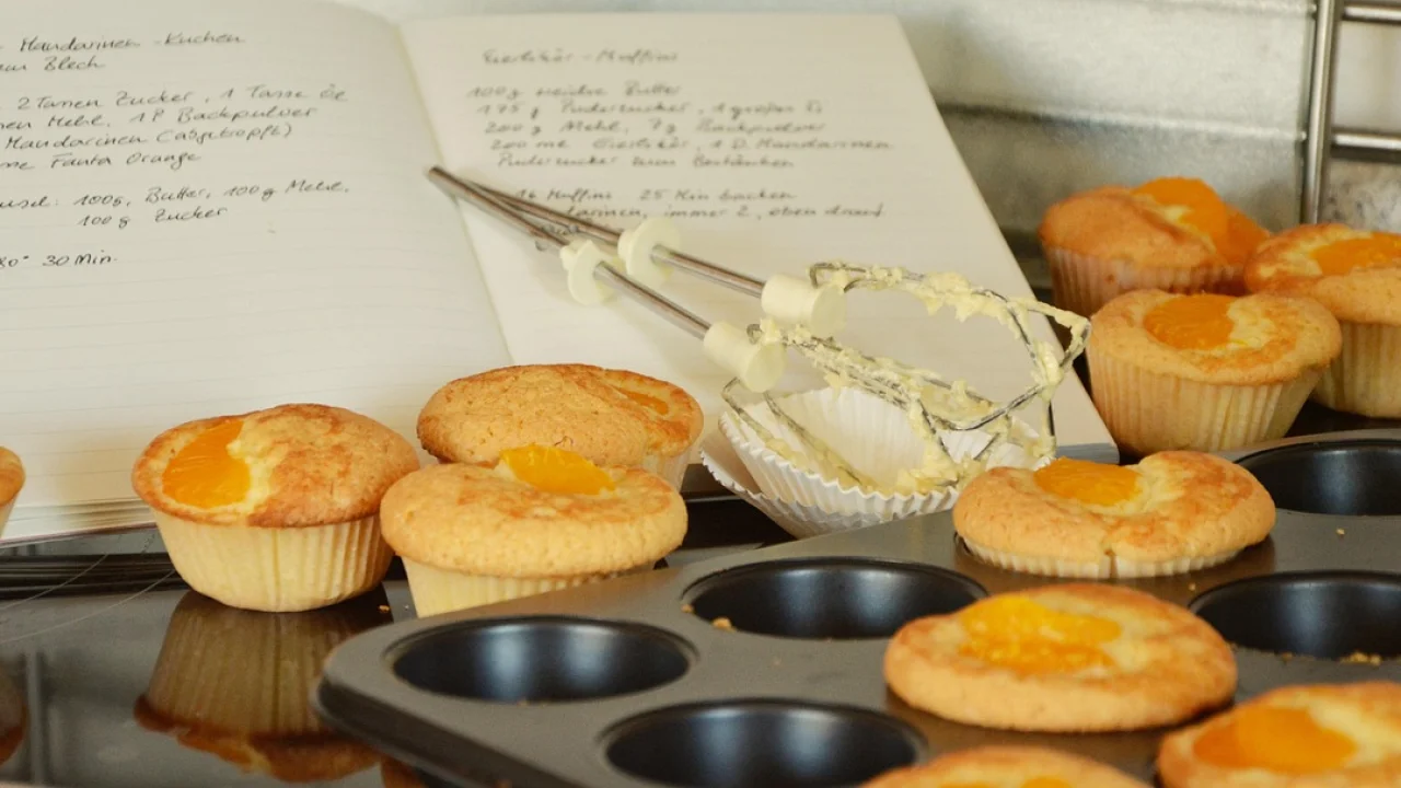 Pessoa registra ajustes enquanto prepara uma receita na cozinha.