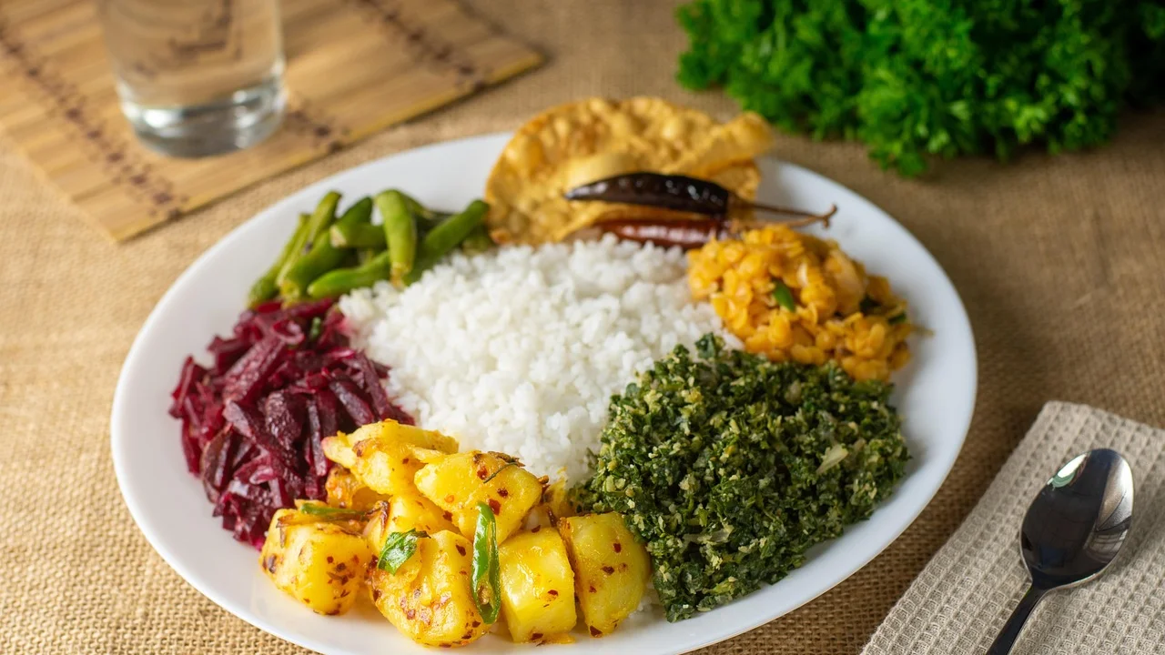 Etapa de refogar o arroz com legumes na panela.