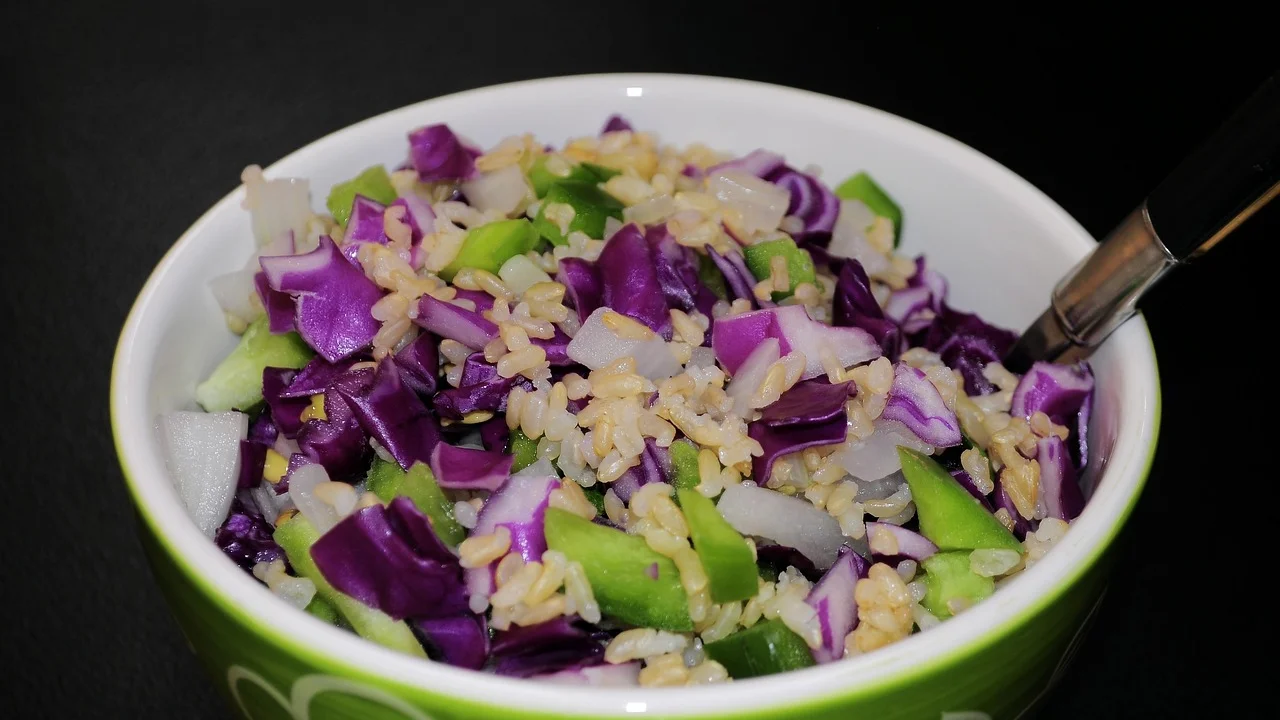 Porção de arroz à grega como acompanhamento de almoço.