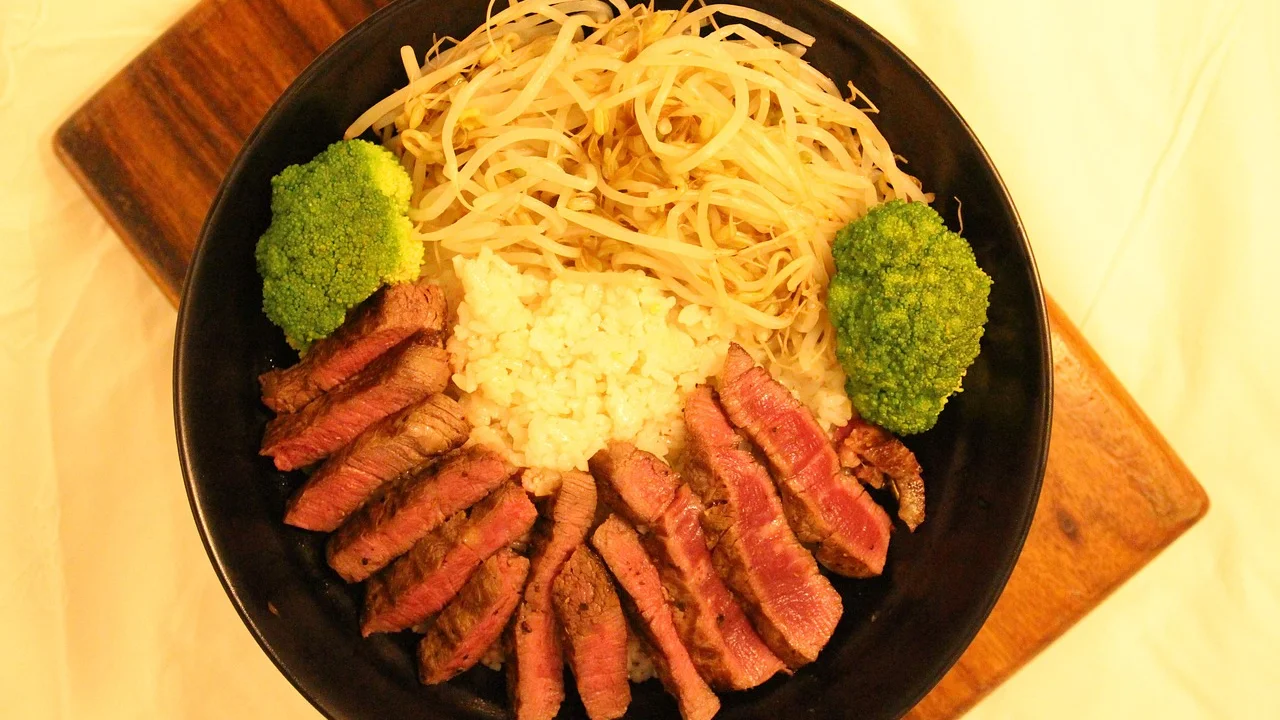 Porção de arroz carreteiro acompanhada de salada e vinagrete.