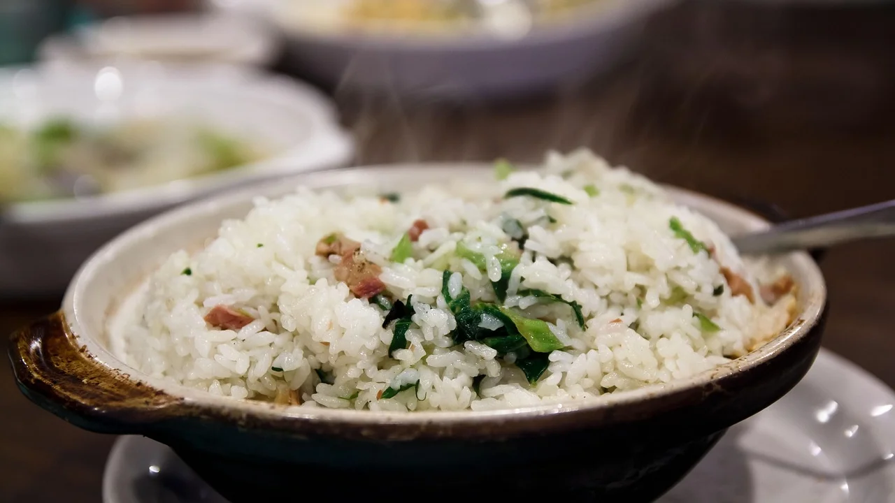 Travessa de arroz de forno com queijo dourado na superfície.