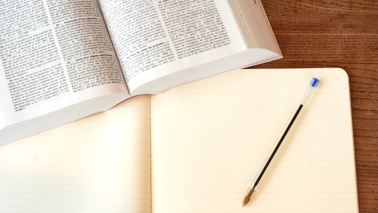 Revisão cuidadosa melhora a coerência e a precisão do texto acadêmico.