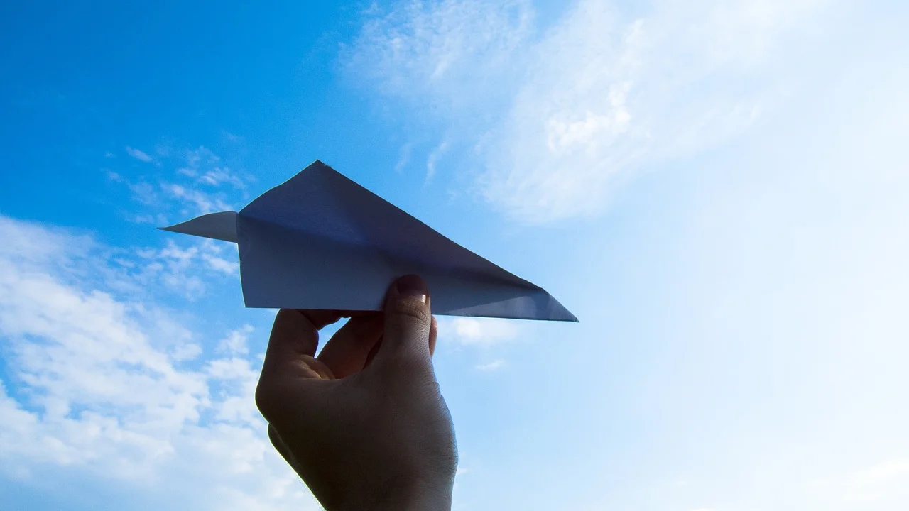Folha A4 pronta para iniciar uma dobradura de avião de papel.