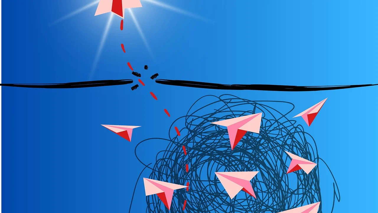 Modelo clássico de avião de papel com asas abertas e simétricas.