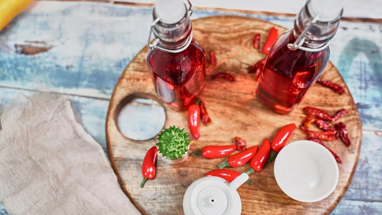 Filtragem do azeite aromatizado em recipiente de vidro