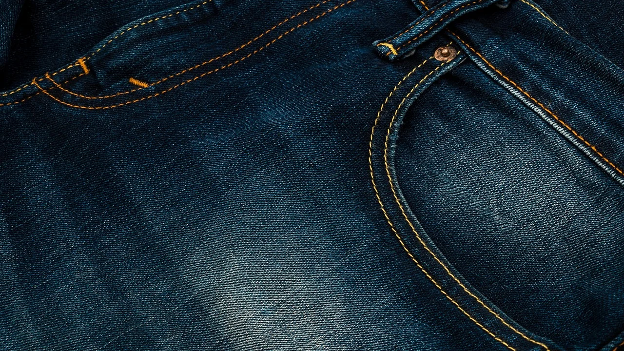 Ponto invisível à mão em uma calça de tecido social