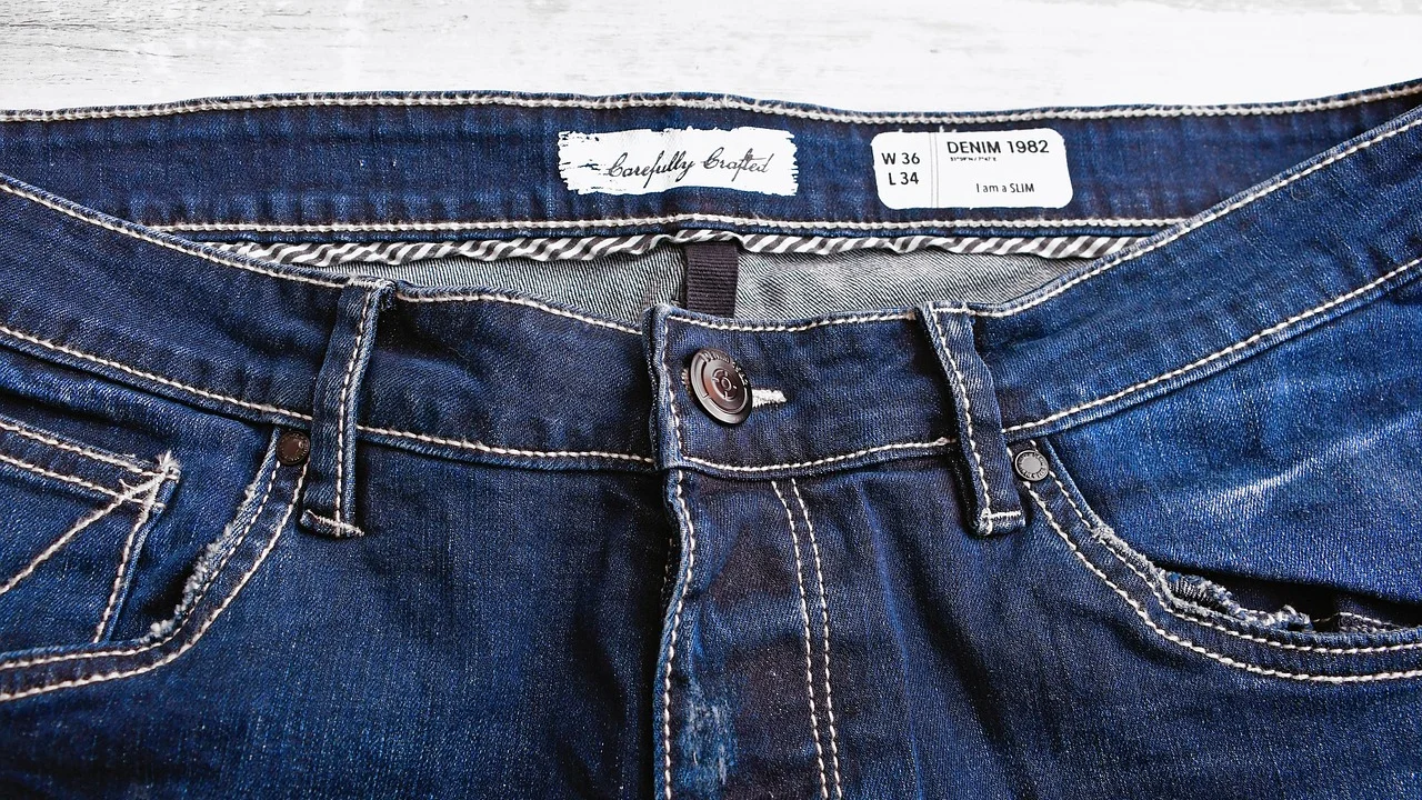 Comparação entre bainha simples e barra original de jeans