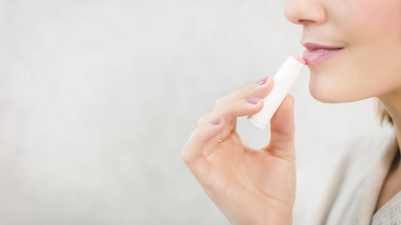 Ingredientes básicos para preparar bálsamo labial em casa.