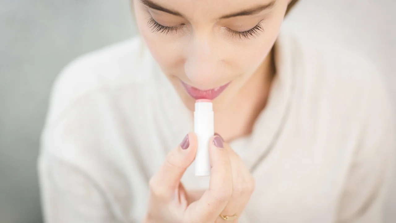 Bálsamo labial caseiro pronto para esfriar em recipiente limpo.