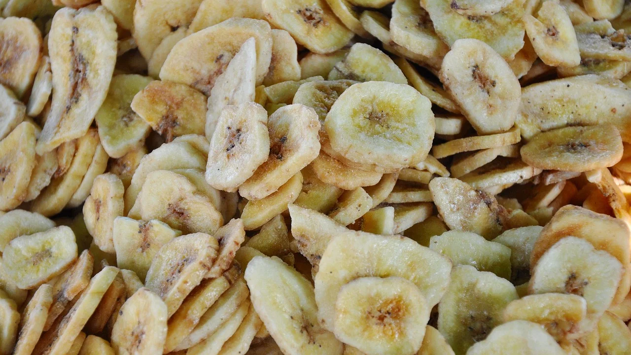 Bananada cozinhando lentamente em panela de fundo grosso