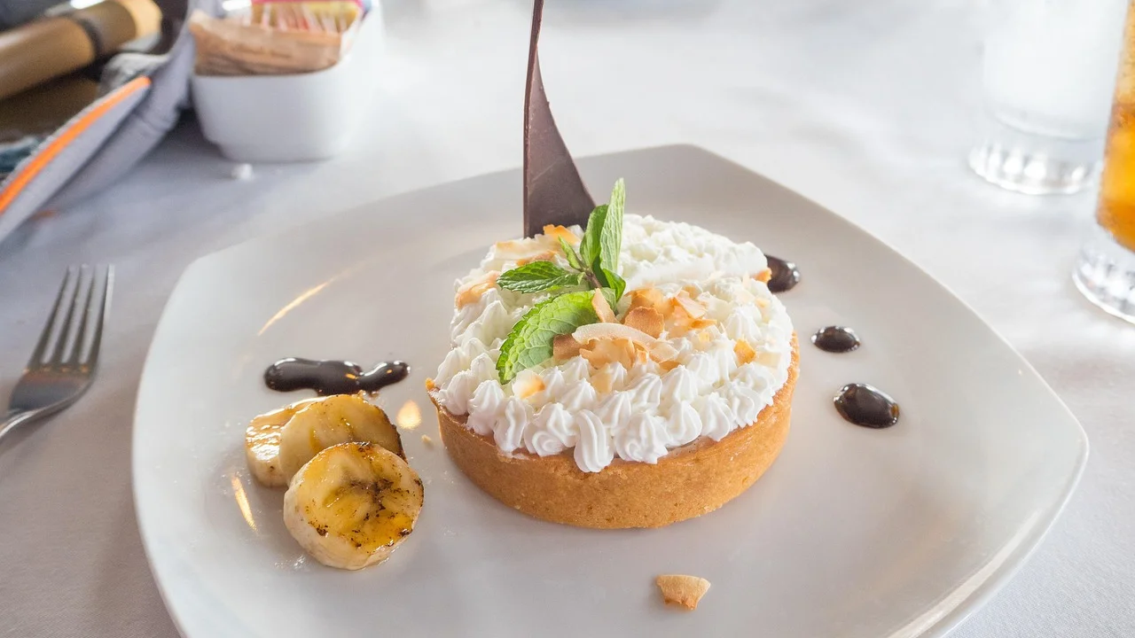 Doce de leite cremoso espalhado sobre a base já fria.