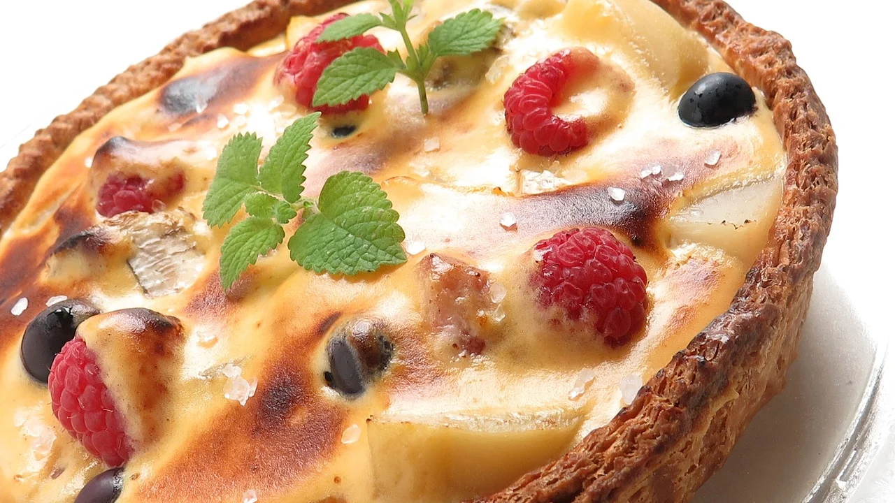 Banoffee finalizada com cacau em pó e raspas de chocolate.