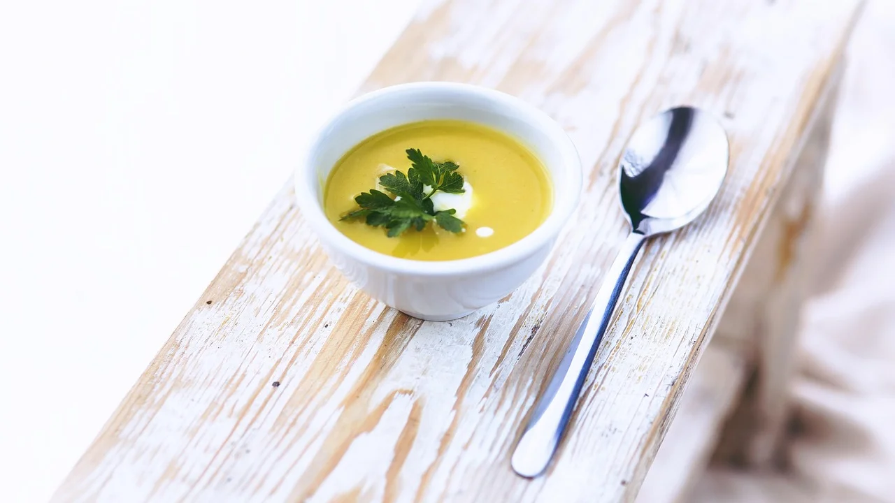 Recipiente coberto parcialmente para cozinhar batatas no vapor.