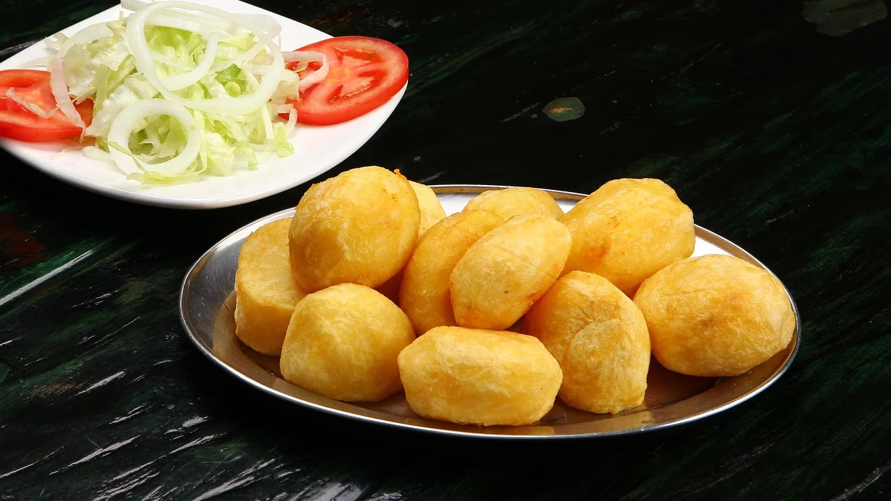 Batatas temperadas com ervas como acompanhamento de refeição.