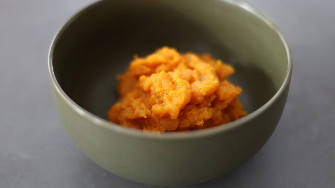 Rodelas de batata-doce temperadas antes de assar.