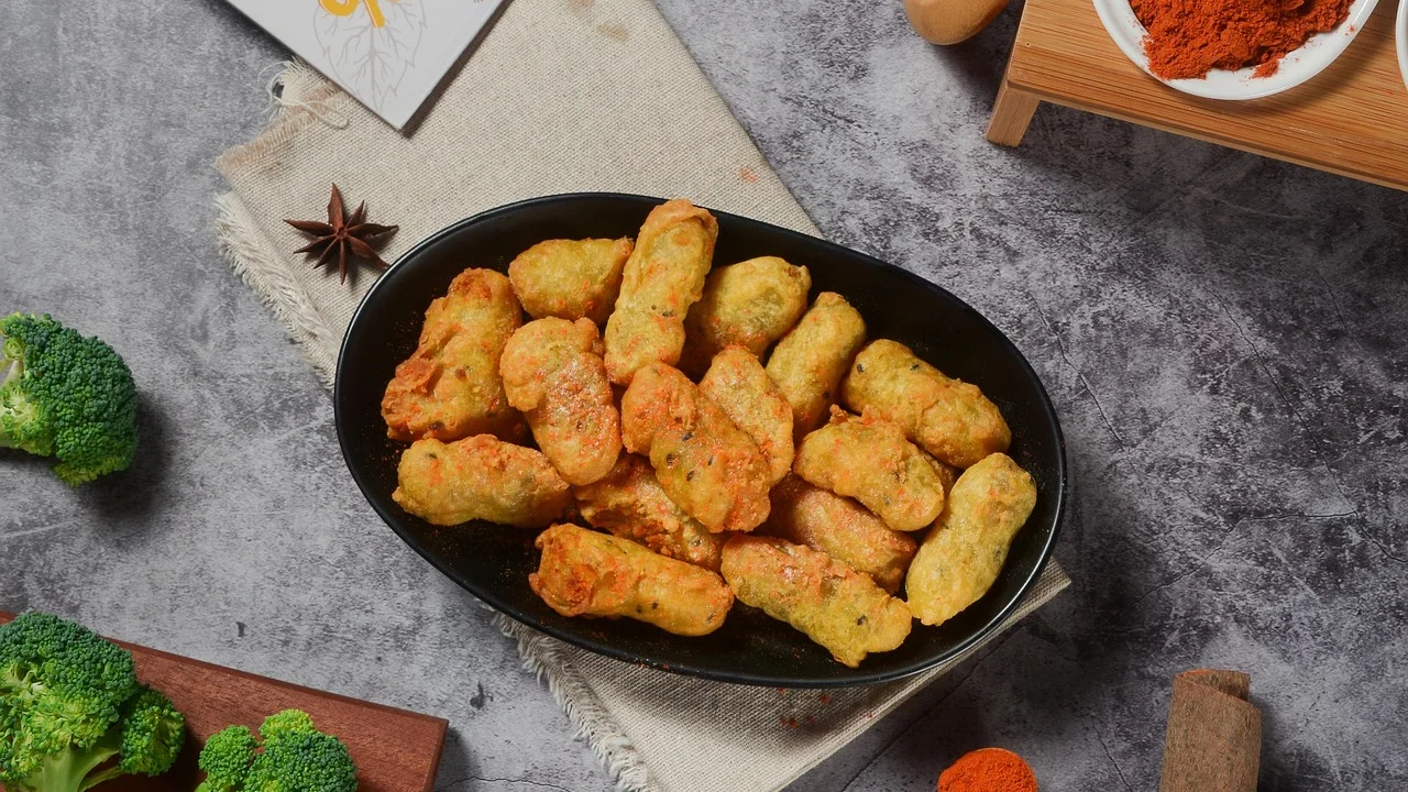 Batata-doce inteira assada e aberta ao meio.