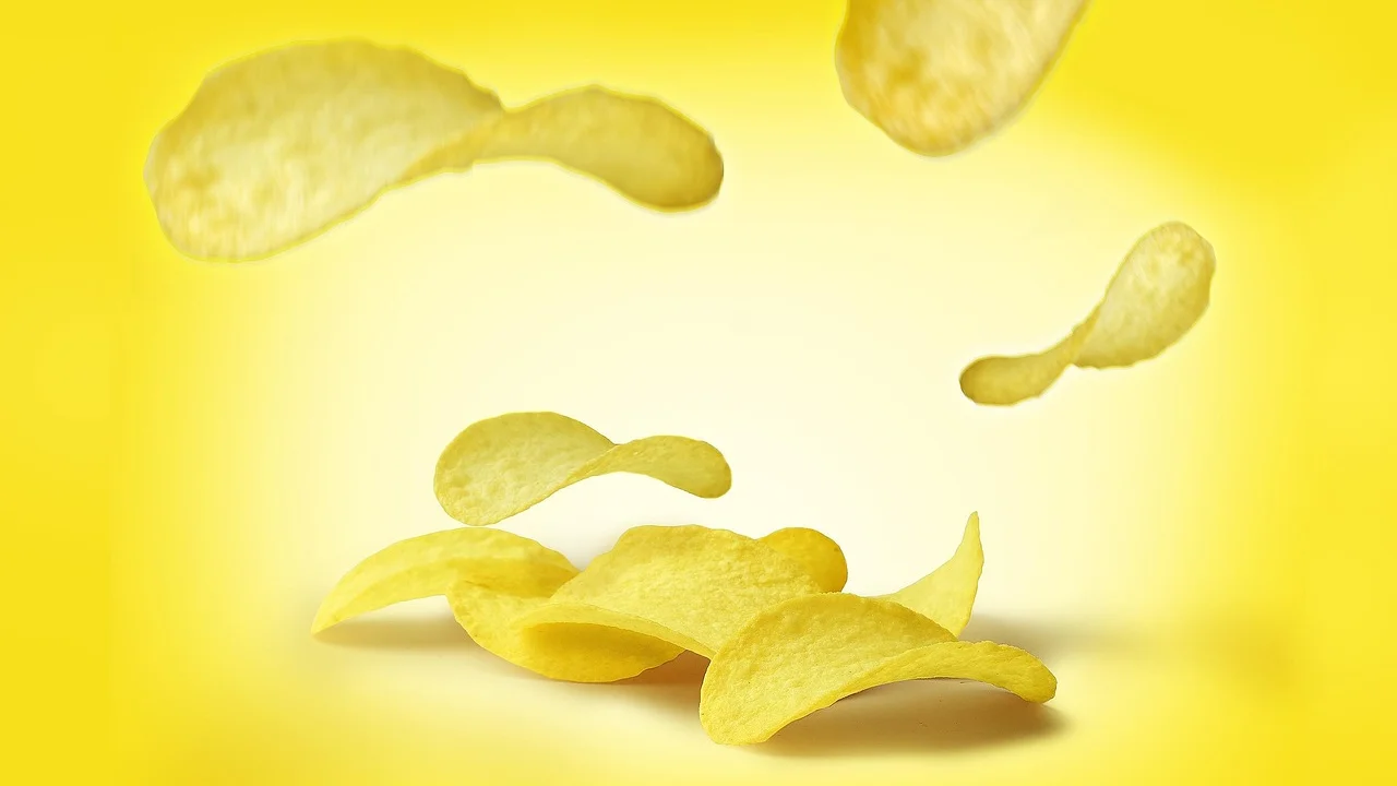 Batatas douradas e crocantes servidas em uma tigela.