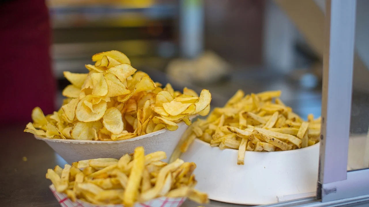 Batatas palito assadas com temperos simples antes de servir.