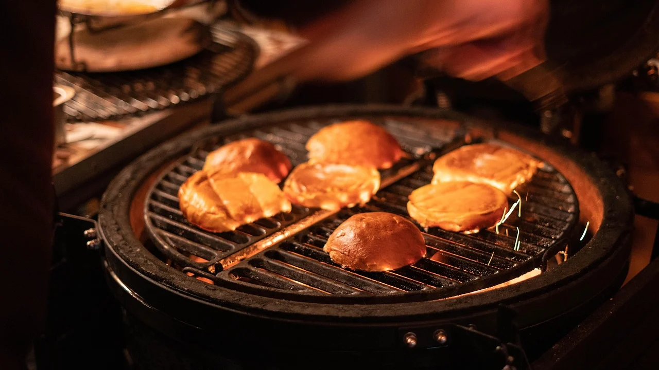 Bifes empanados prontos para a fritura em frigideira quente.