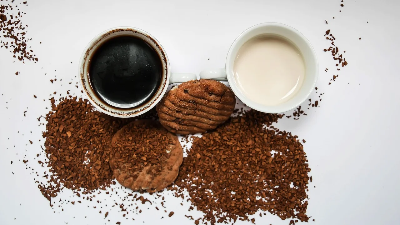 Biscoitos leves e crocantes servidos com café coado
