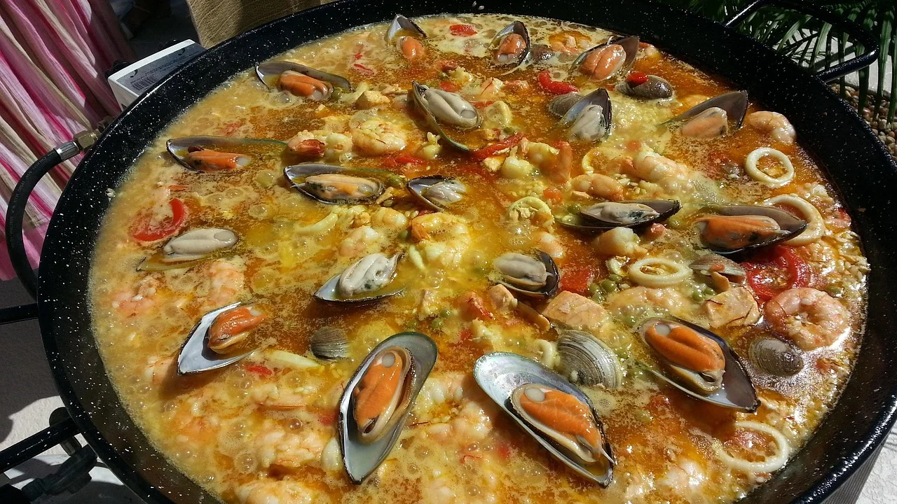 Refogado de pimentões, tomate e cebola na panela
