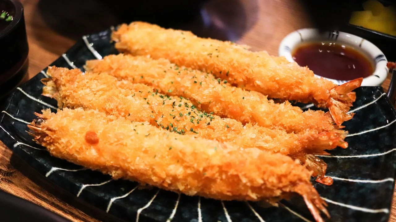 Arroz branco e farofa acompanhando o bobó de camarão
