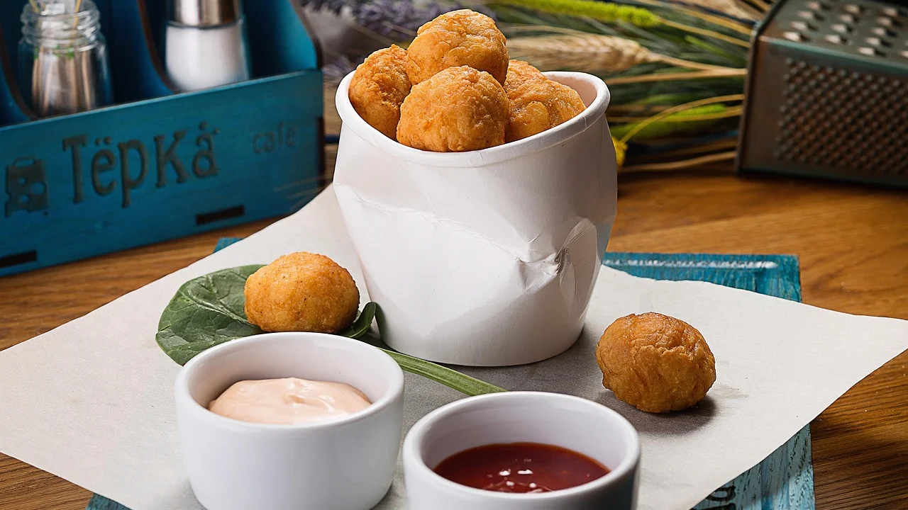 Bolhinhas empanadas em farinha de rosca antes da fritura