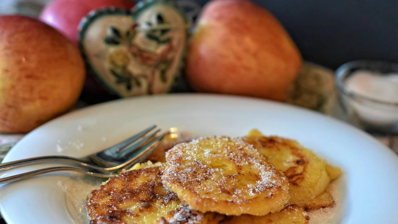 Bolinho de bacalhau dourado servido como aperitivo