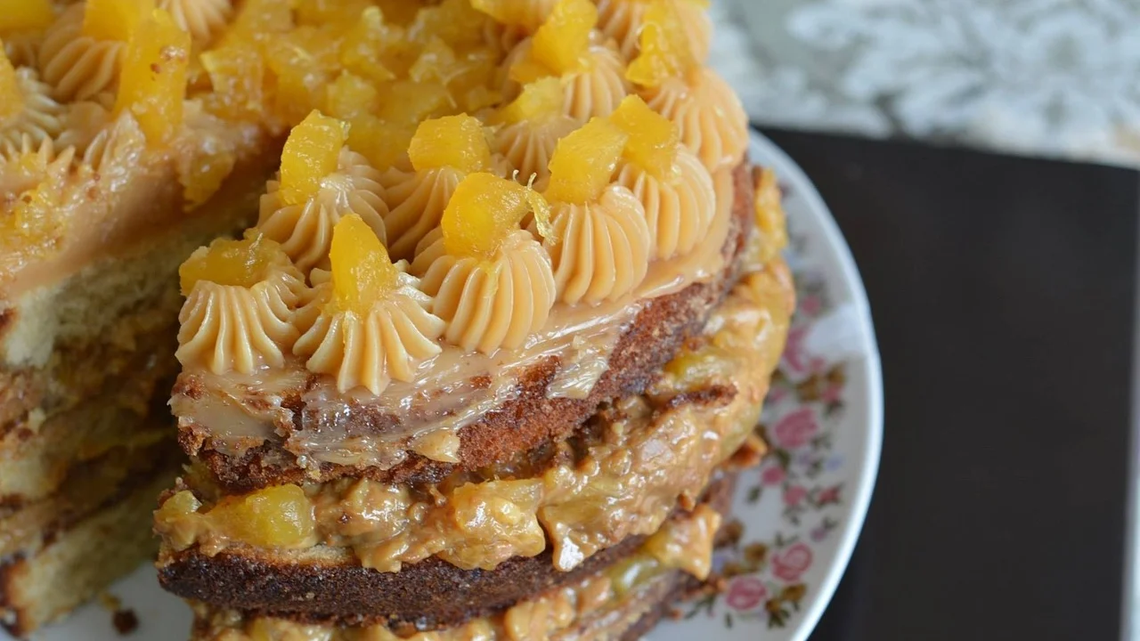 Bolo de abacaxi dourado recém-saído do forno