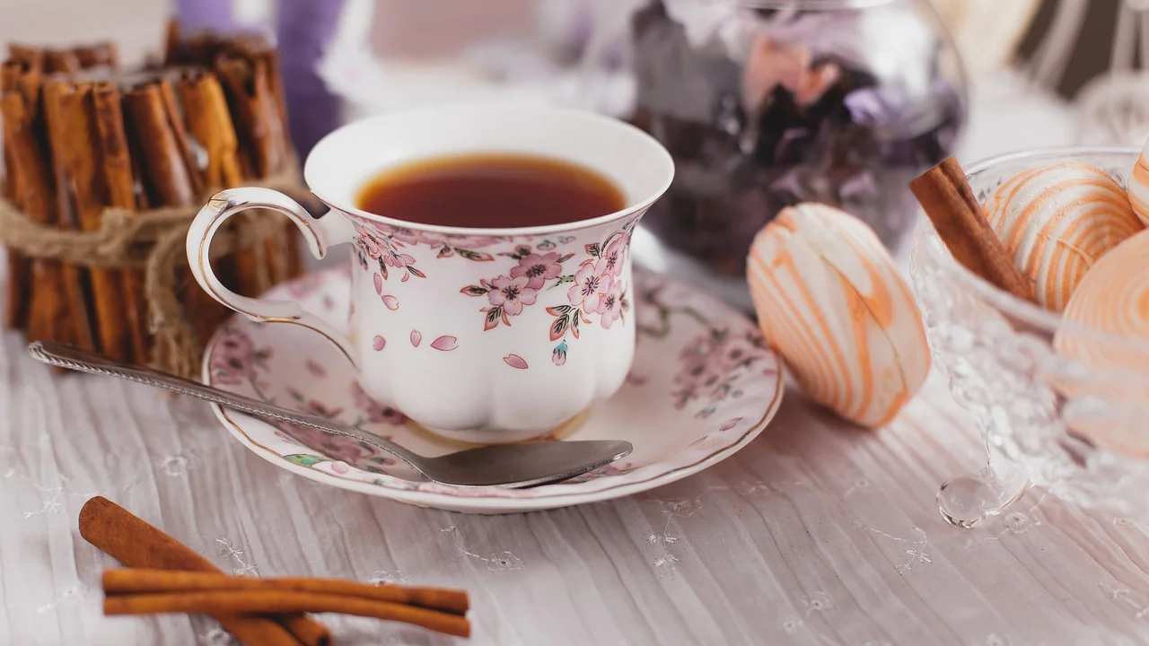 Bolo de caneca servido com frutas e uma colher ao lado.