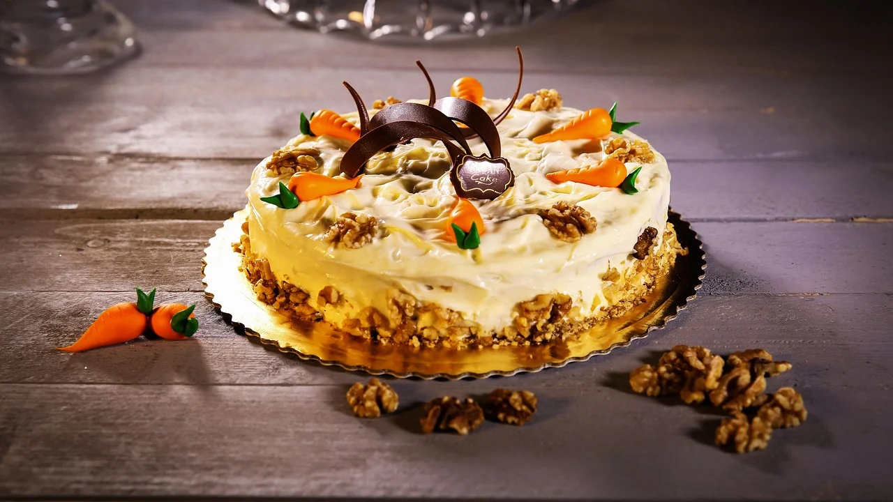 Bolo de cenoura caseiro com cobertura de chocolate