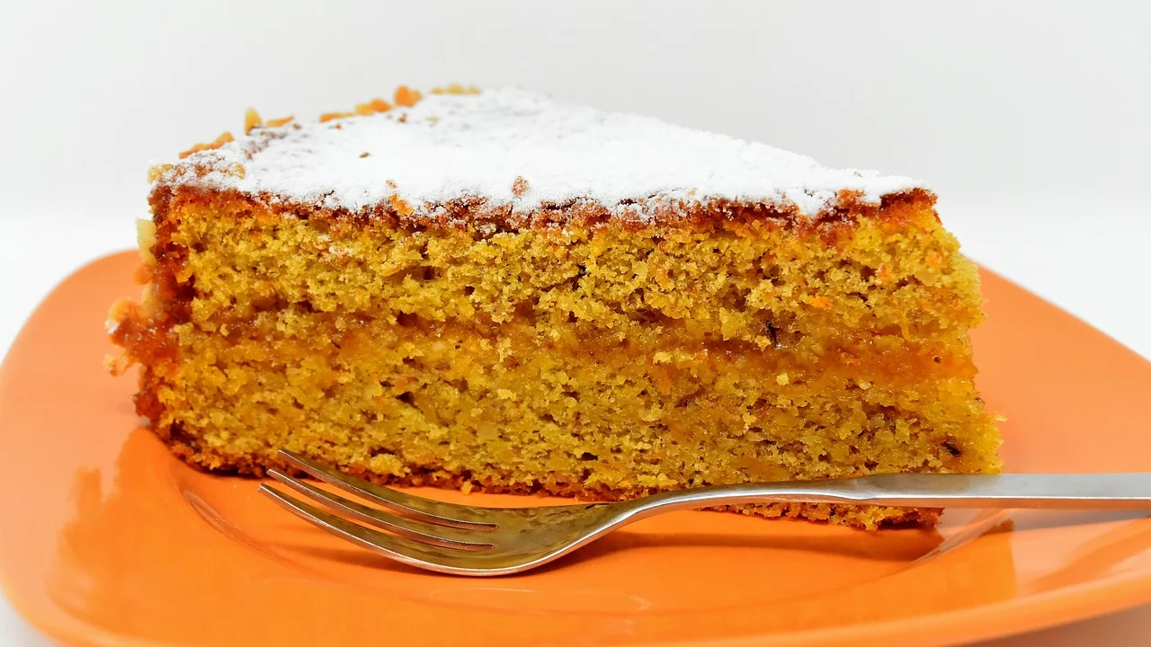 Fatia de bolo de cenoura com miolo leve e macio
