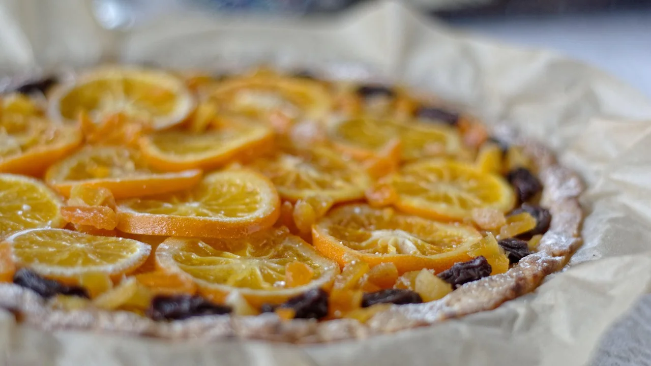 Bolo de laranja dourado em forma com furo central