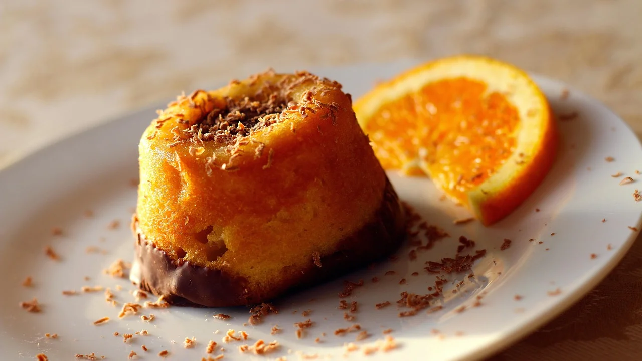 Raspas de laranja frescas sobre massa de bolo