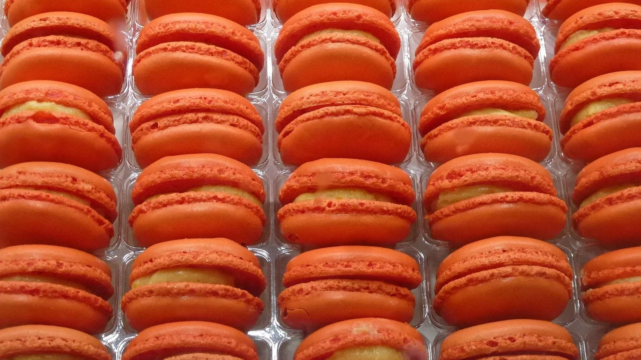 Fatia de bolo de laranja servida com café