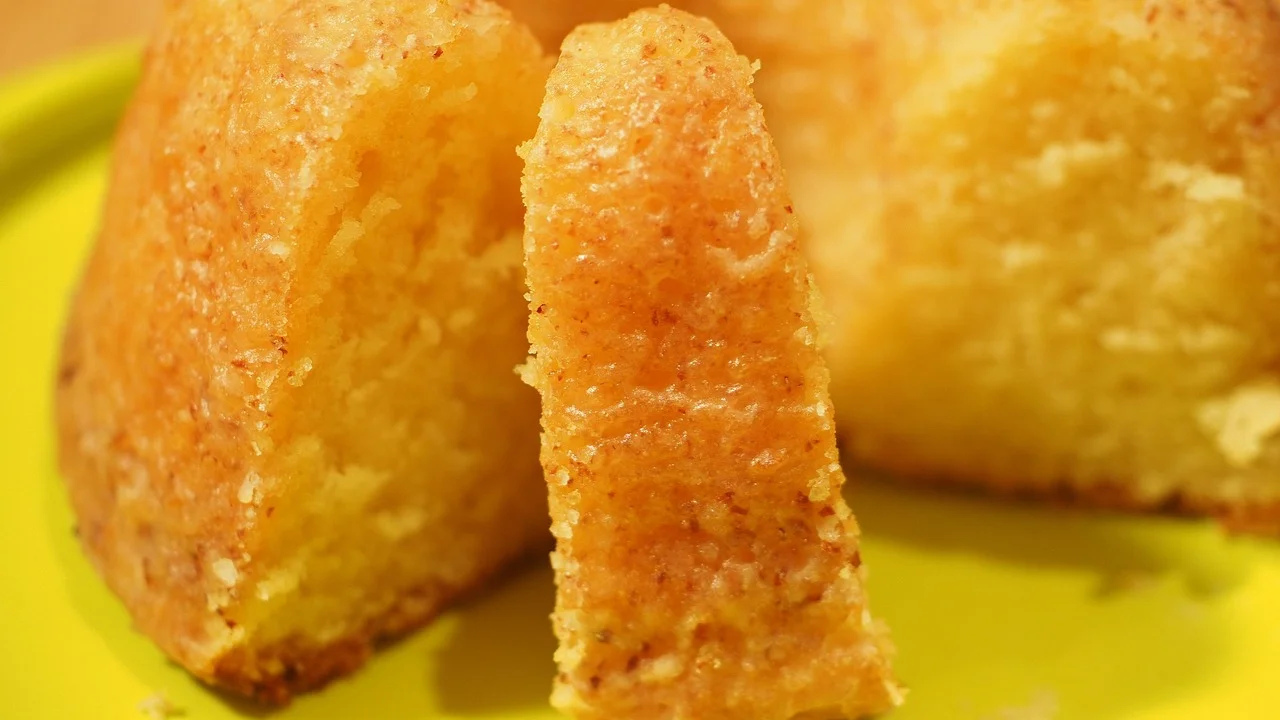 Fatia de bolo de limão servida com café coado