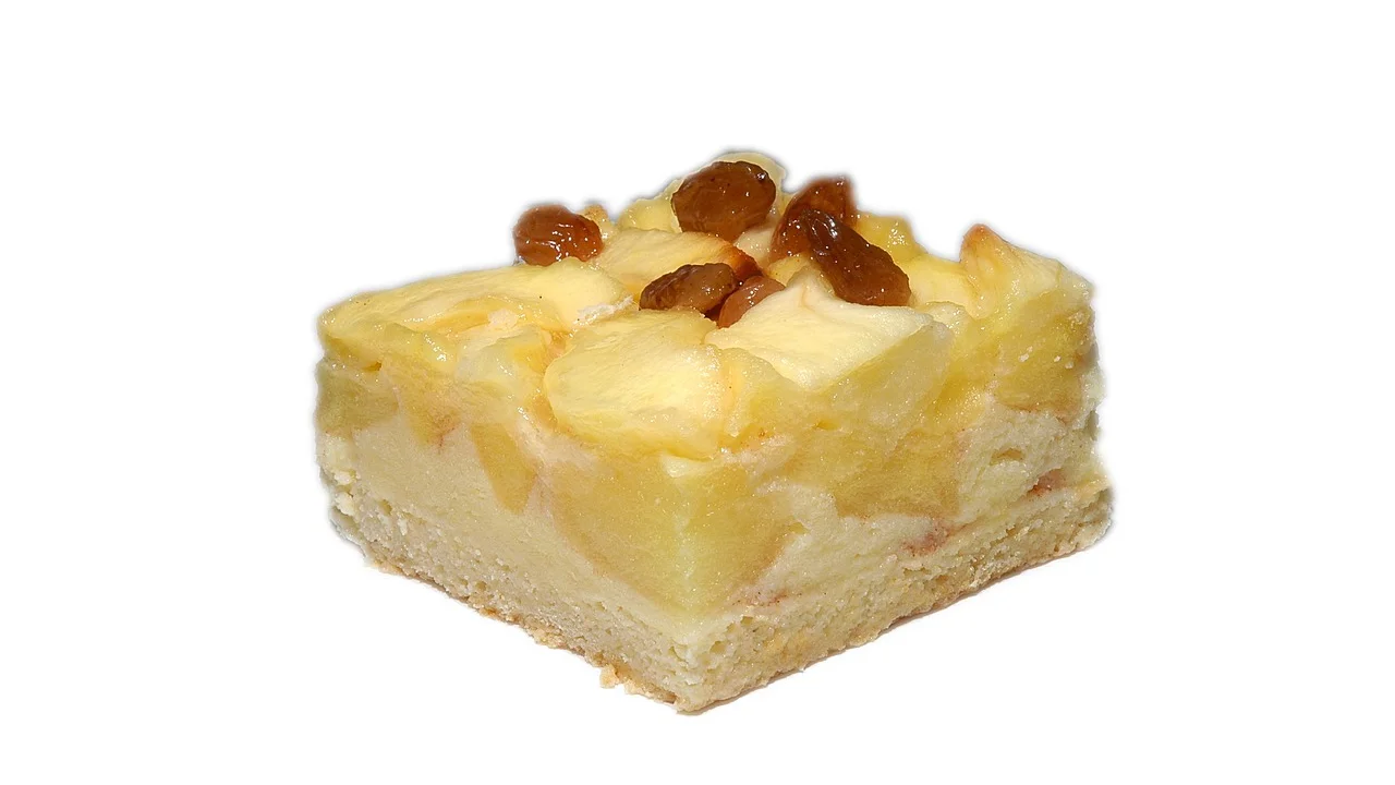 Massa de bolo de maçã sendo misturada em tigela.